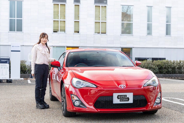 トヨタ 86 ZN6とオーナーのゆあさん。86前期型のシンプルな顔まわりがカッコ良くてお気に入りだそうです。
