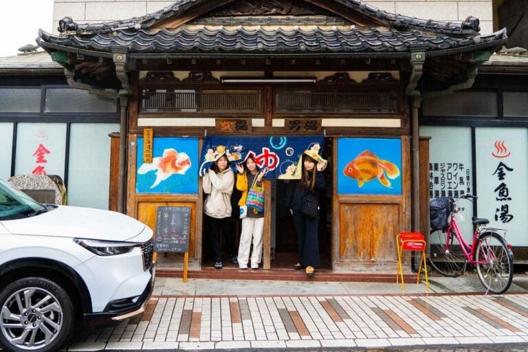 金魚が描かれている金魚湯の店先