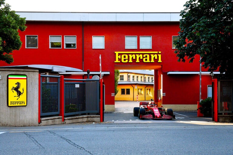 イタリア・マラネロにあるフェラーリ本社工場の旧正門前
