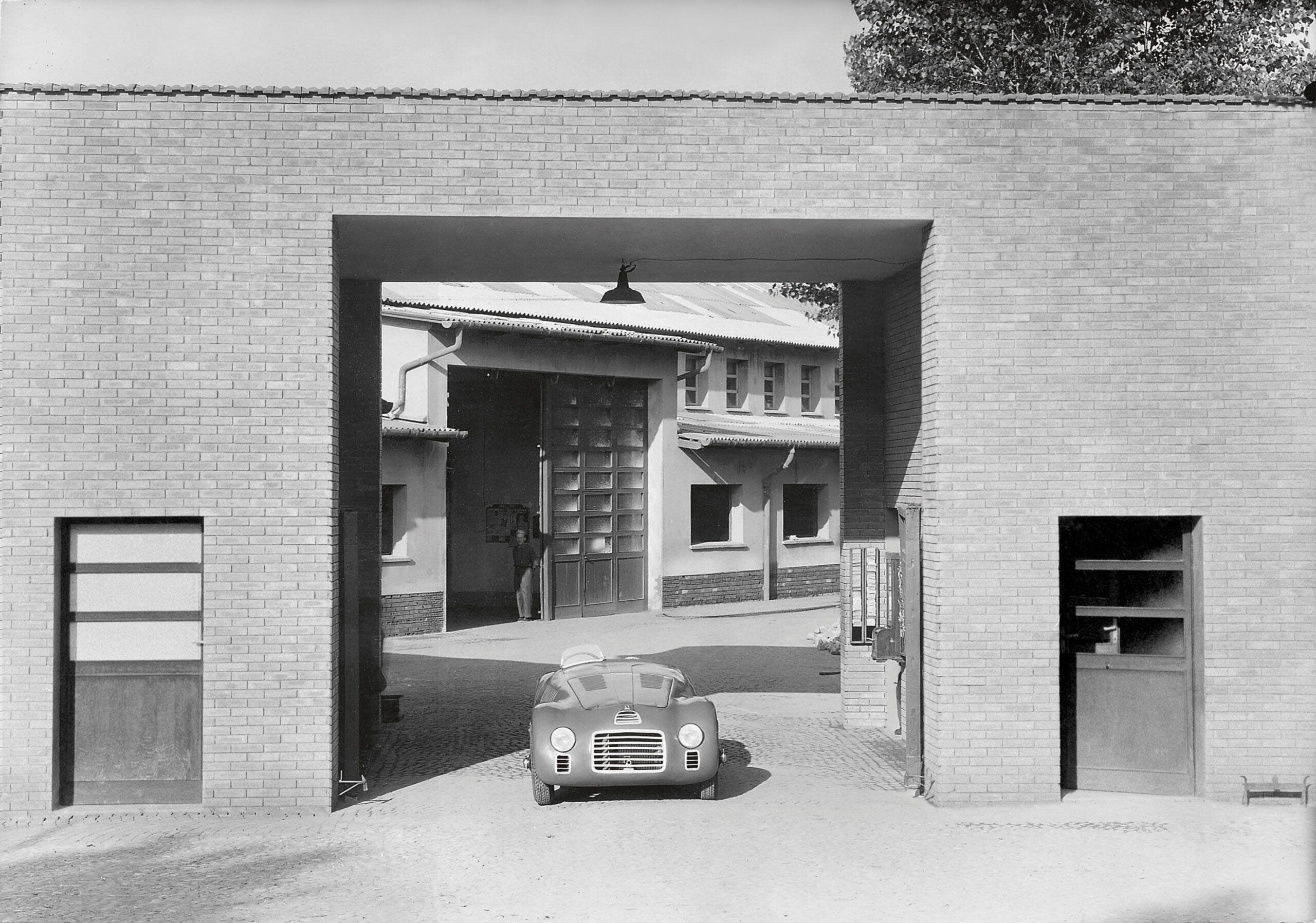 12気筒エンジンを搭載し、フェラーリ最初のモデルとして1947年に誕生した125S。撮影場所は記事トップの写真と同じ、本社正門前(当時)にて
