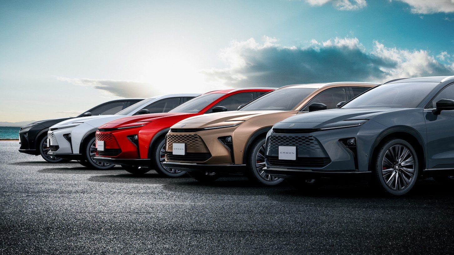 クラウン エステート RSのカラーバリエーション。右手前から、マッシブグレー、プレシャスブロンズ、エモーショナルレッドⅢ、プレシャスホワイトパール、ブラック