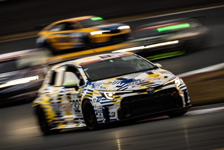 2024年「S耐ファイナル富士」第7戦 走行している白色と黄色の写真