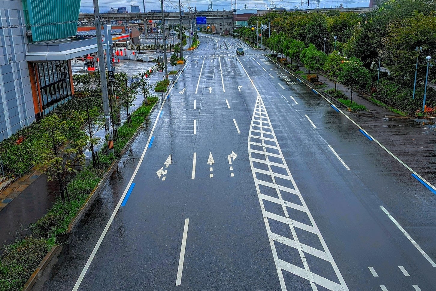 ゼブラゾーンは、車線が減少する箇所や合流地点・分岐地点に設置されています。