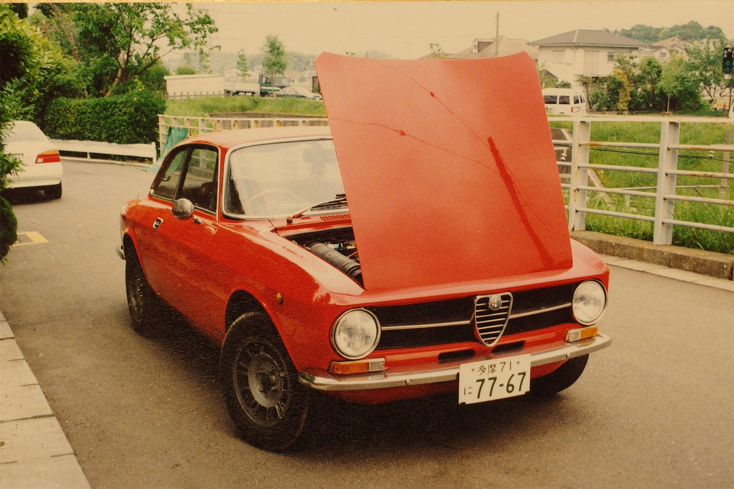 筆者の愛車「アルファロメオ GT 1600ジュニア」のボディが赤かったころ。