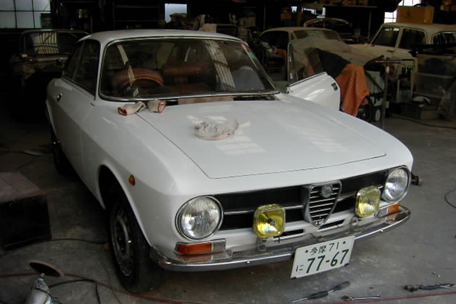 筆者の愛車「アルファロメオ GT 1600ジュニア」のボディが白かったころ。