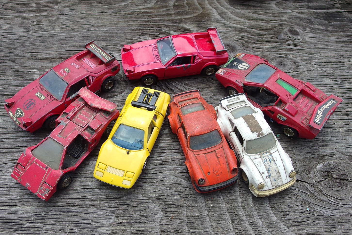 トミカダンディ、シンセイ(新正)、サクラなど、現在は生産中止されているブランドのミニカー。すべて著者の私物。