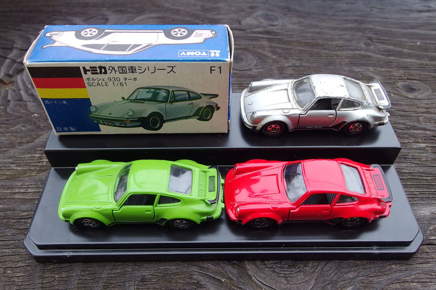 1976年からスタートした「トミカ外国車シリーズ」。青と白のパッケージが特徴的で「青箱」と呼ばれている。写真はそれぞれポルシェ911Sのカラー違いで、すべて著者の私物。