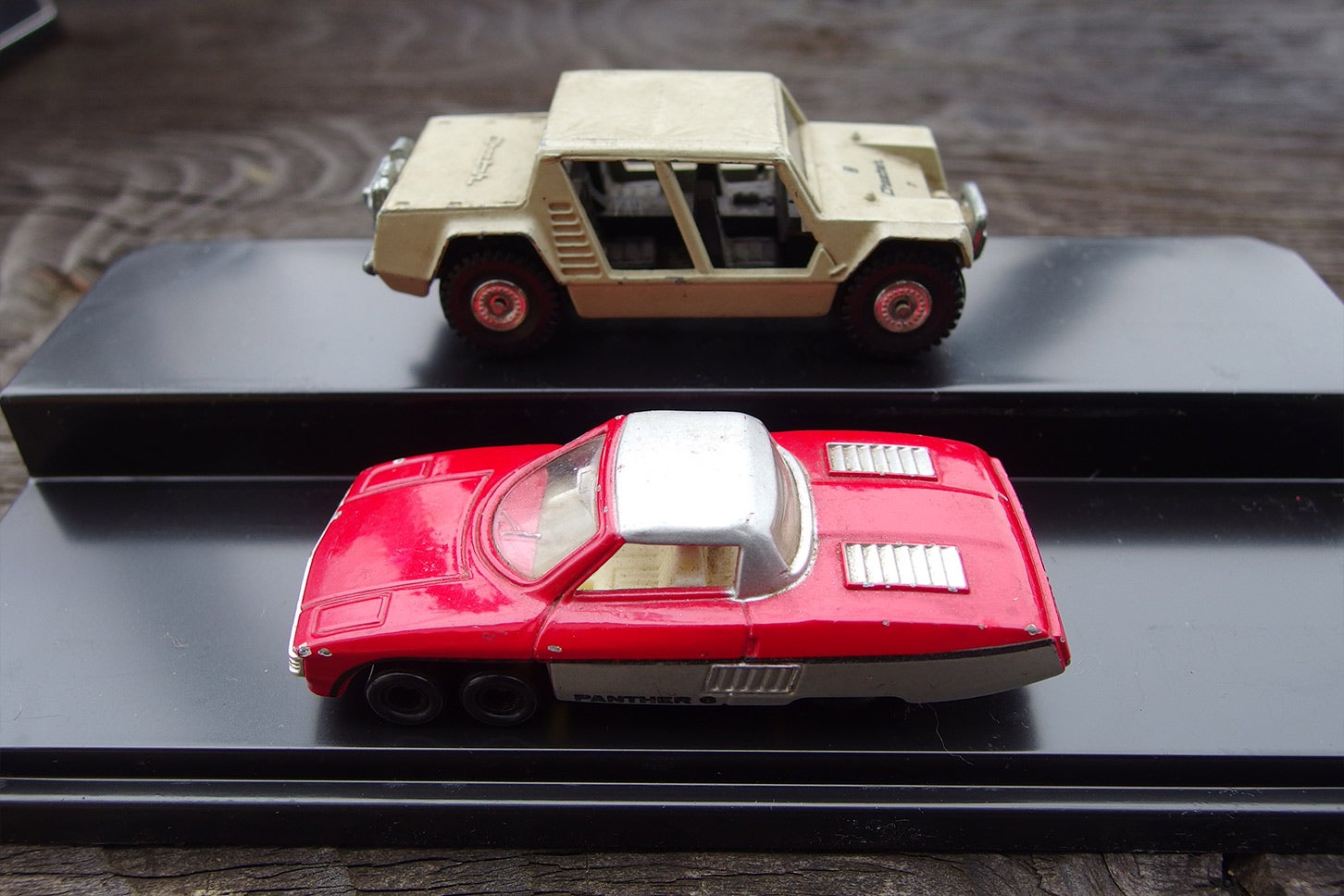 トミカ外国車シリーズのスーパーカー。ミニカーはすべて著者の私物。