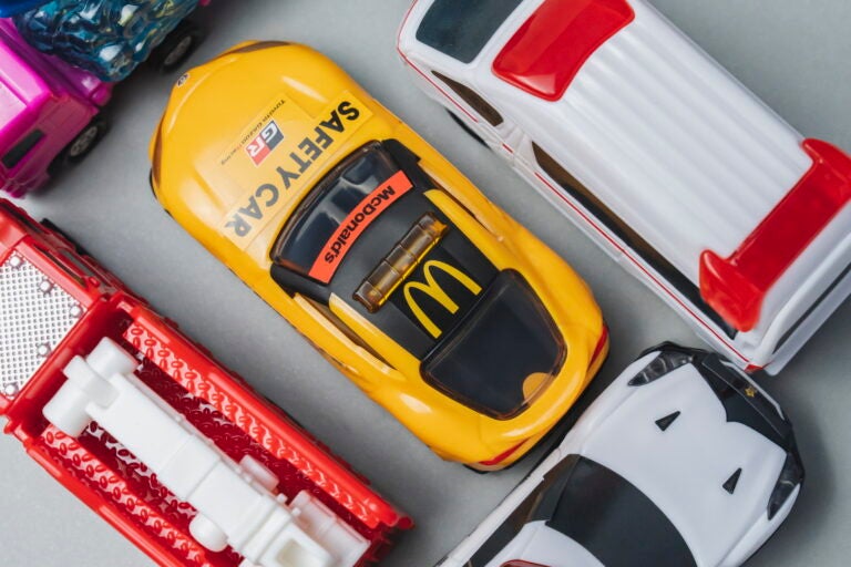 ハッピーセット「トミカ」の2025年版を一挙紹介！ GT-RやGRスープラの働くクルマが登場【クルマとホビー】