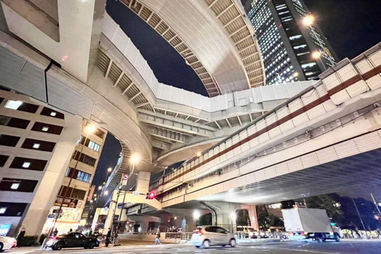 初台交差点の真上にある西新宿ジャンクションの高架橋。首都高の4号新宿線と中央環状線（C2）をつなぐ役割がある。筆者撮影