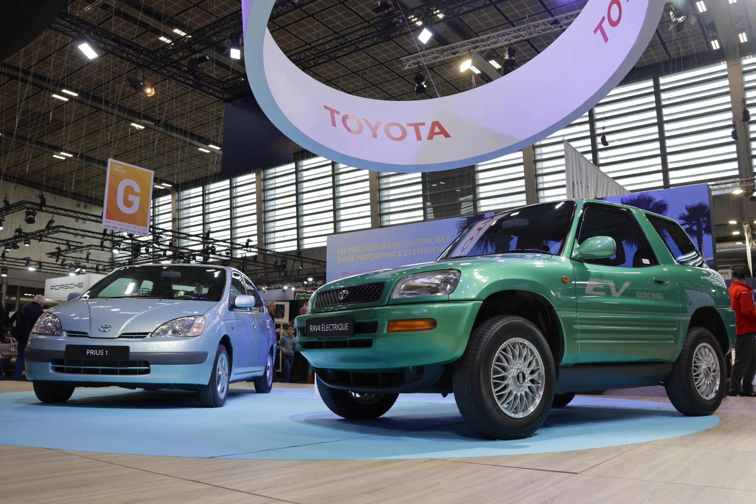 トヨタは電動化の先駆者であることをアピール。左は初代プリウス、右は初代RAV-4のEV仕様。