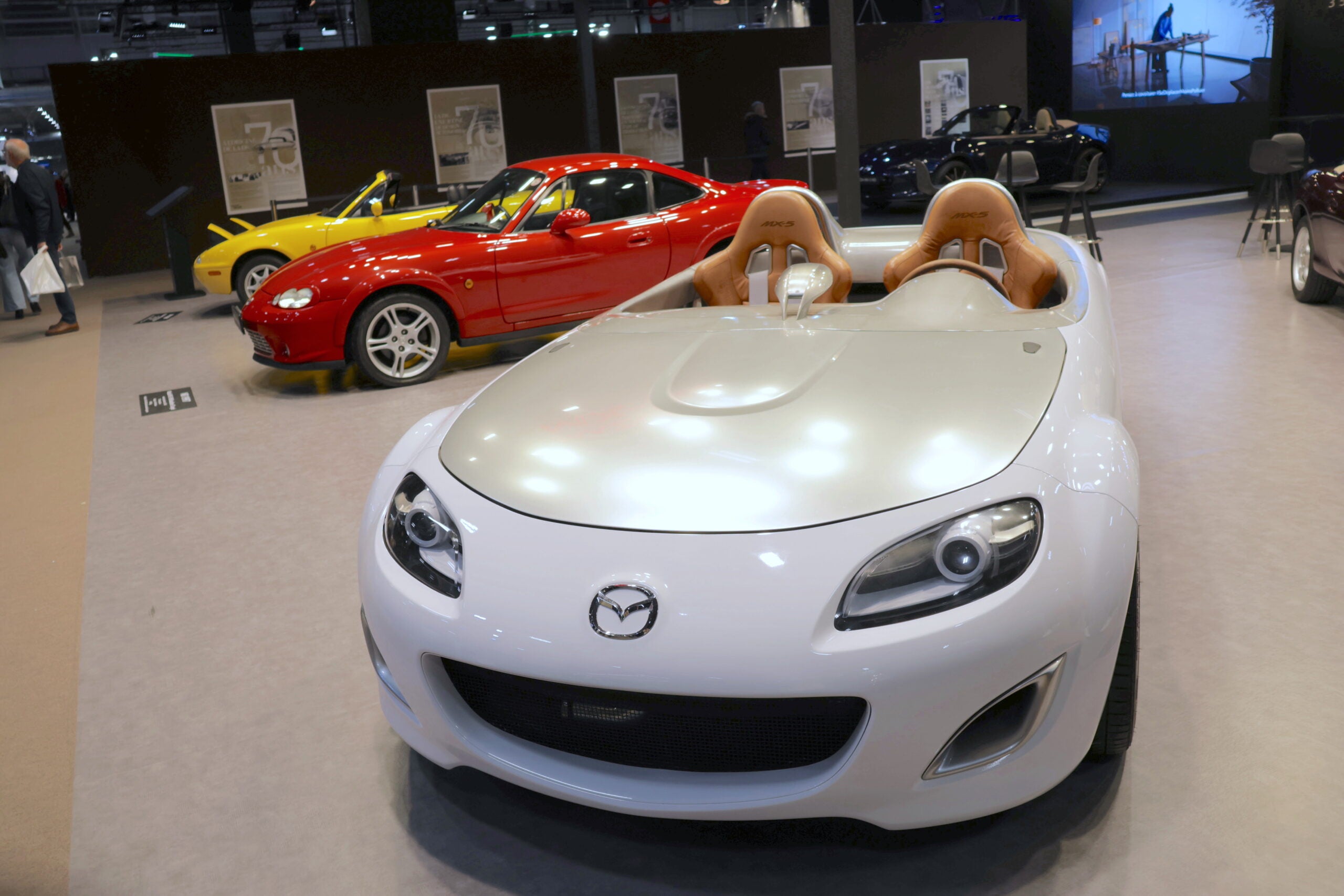 マツダはMX-5の35周年を展開。手前は3代目(NC)をベースにした2009年のコンセプトカー「スーパーライト」。