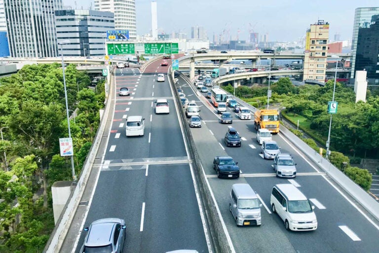 東京モノレールから見た首都高速道路の浜崎橋ジャンクション。中央環状線が全通するまで渋滞が頻発した場所。筆者撮影