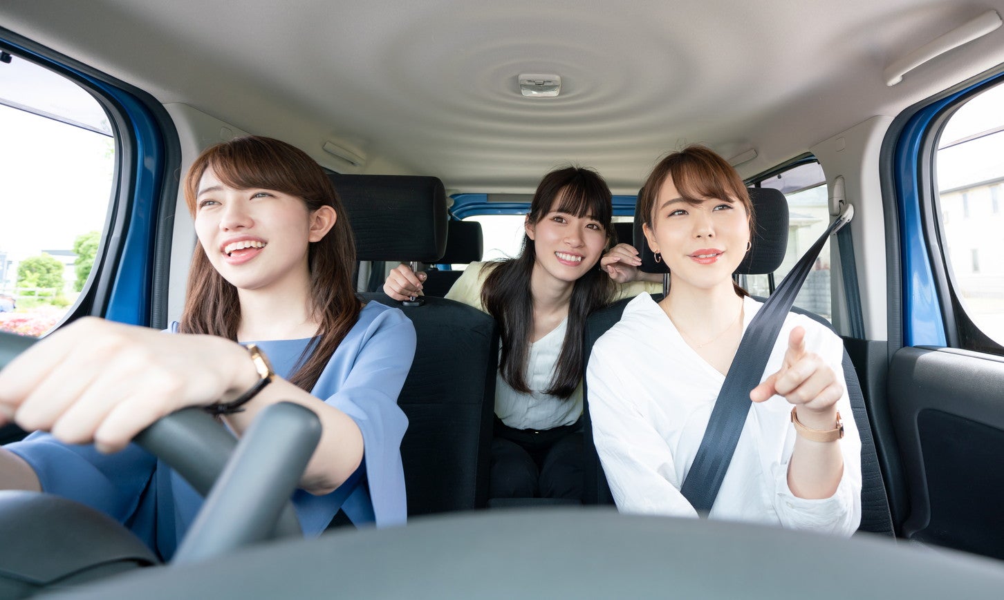 車内でアナログゲームを楽しむグループ　(c) – stock.adobe.com