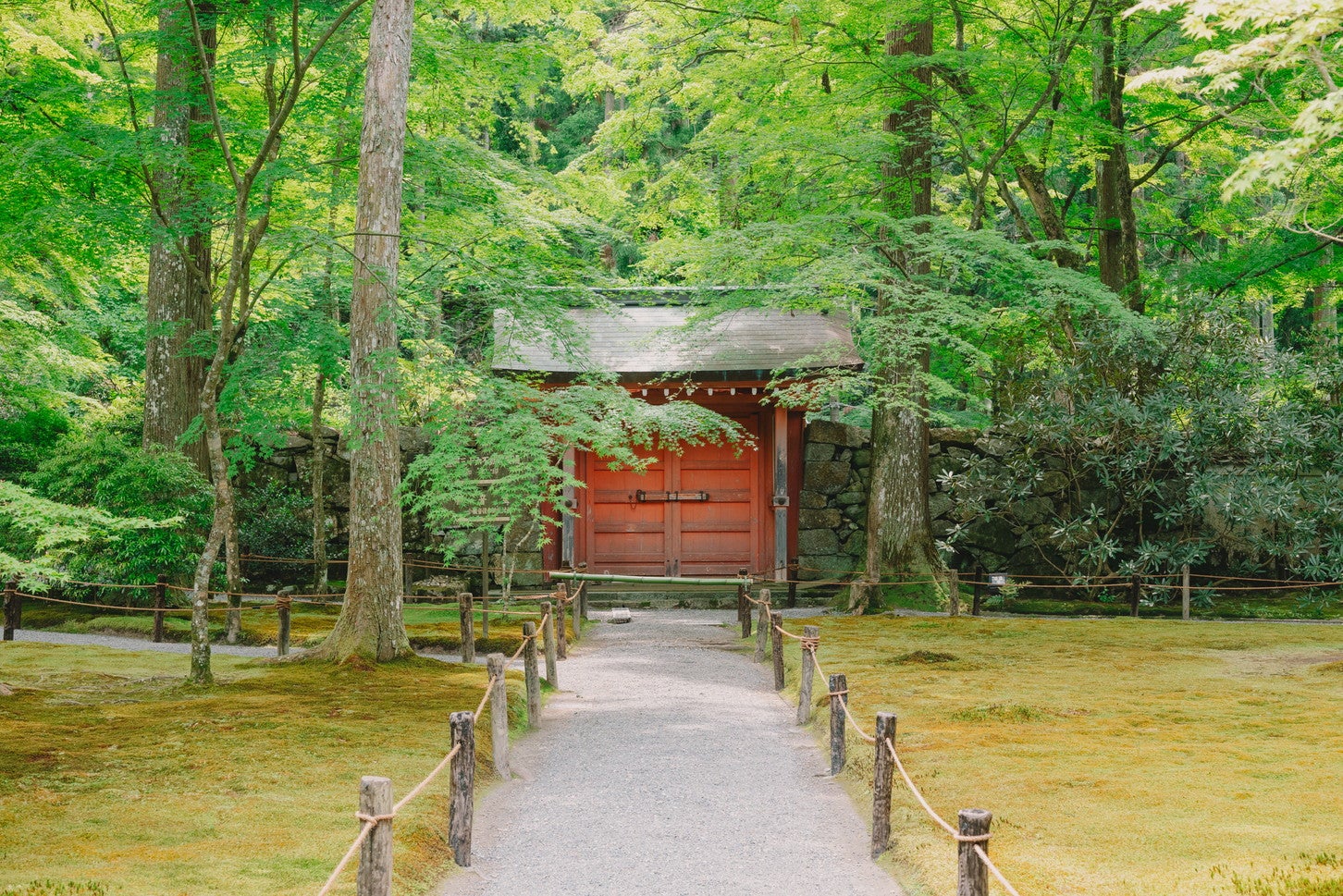 三千院の境内。