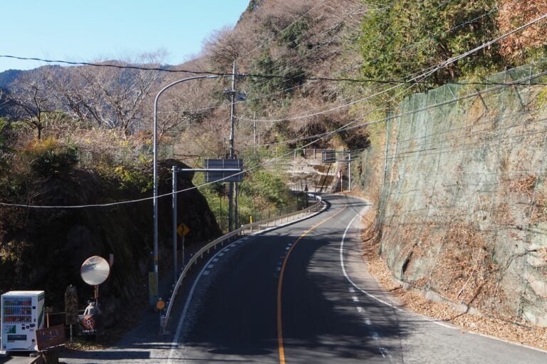 国道140号の現道は曲がりくねった形状。