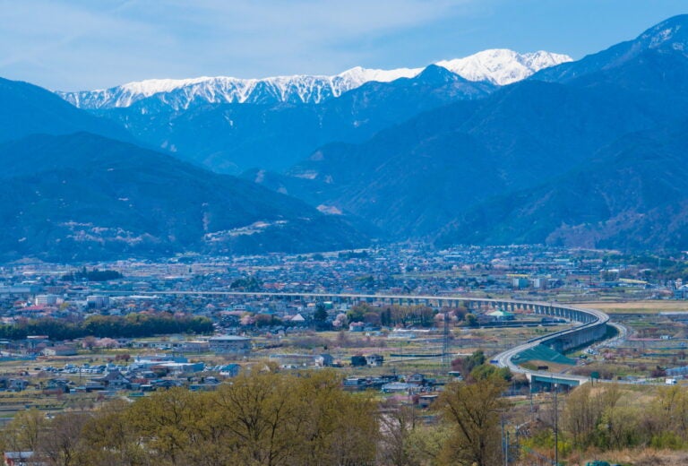 赤坂台総合公園展望台から中部横断道を望む。(c) kt-wat– stock.adobe.com