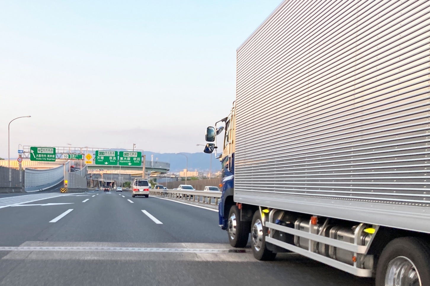 駐車する大型トラックの写真