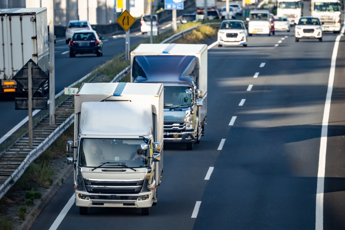最高速度が引き上げられた背景には、「物流2024年問題」への対応という重要な目的があったとされている。