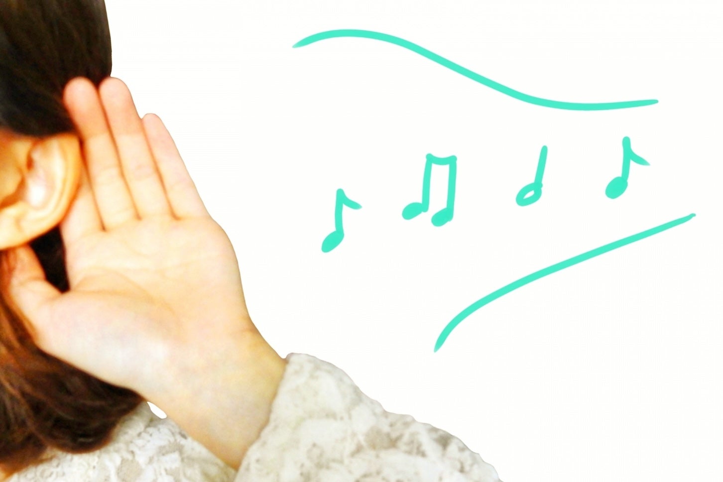 音楽に耳をすます女性のイメージ