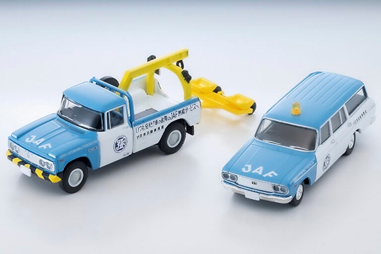 左からスタウト レッカー車、マスターライン ライトバン ※ともにJAF仕様