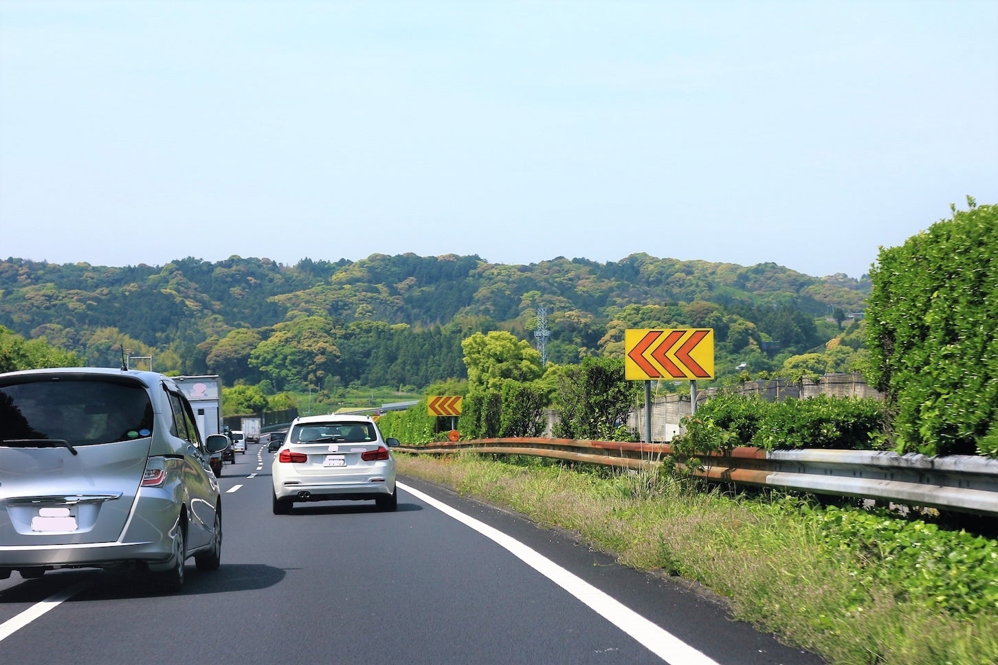 唐突に追越車線に割り込んできたクルマ