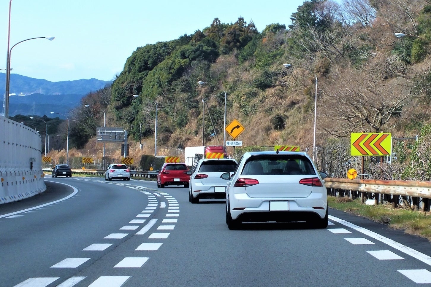 追越車線を走り続けるクルマたち