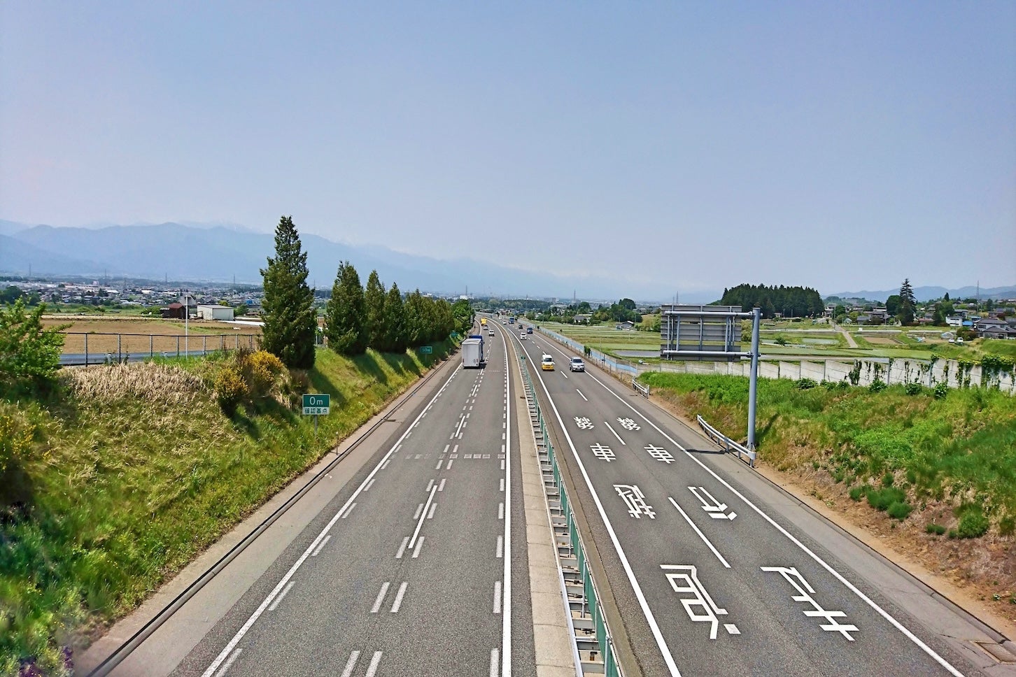 車線の名称が表示されている高速道路。