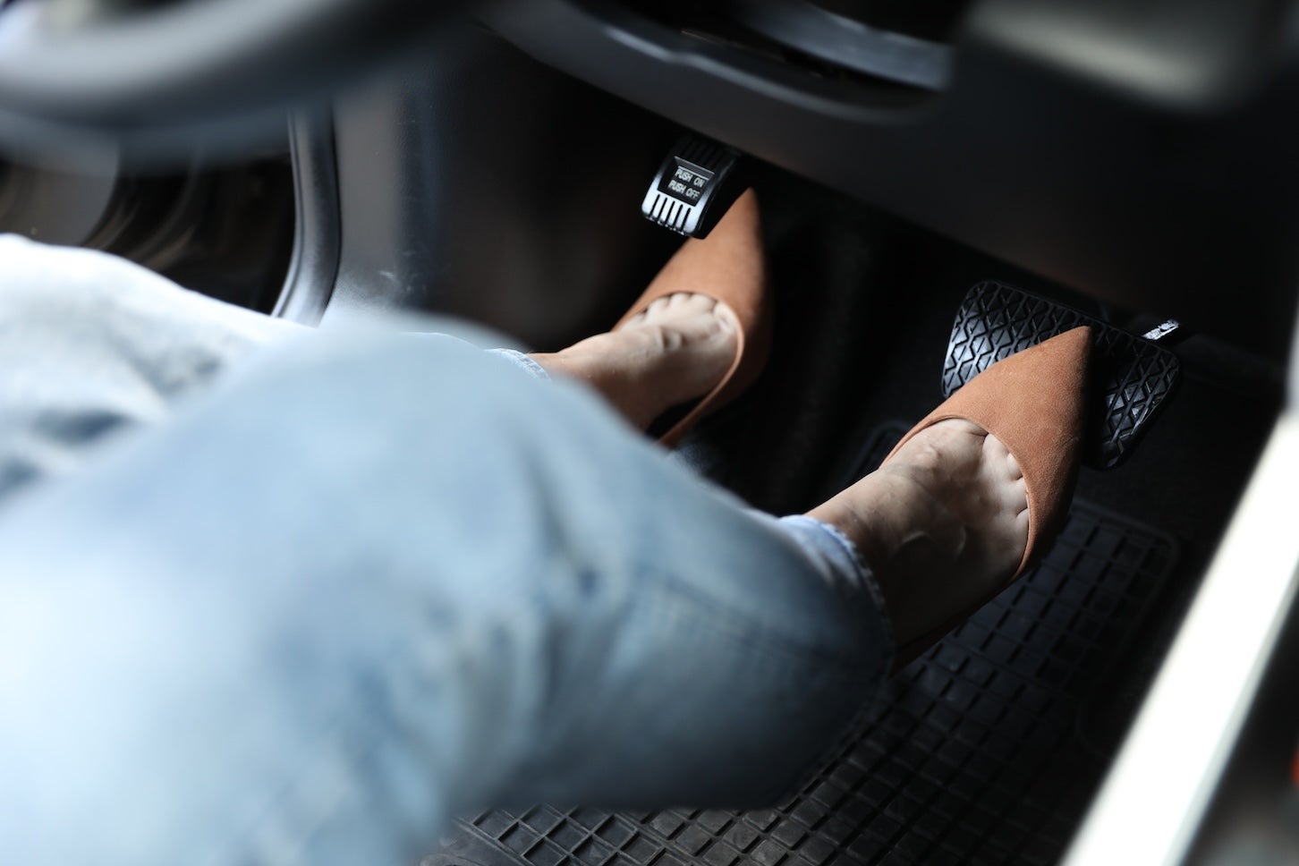 かかとが浮きやすく、ペダルに力をうまく伝えられず、正確な運転操作が難しくなる