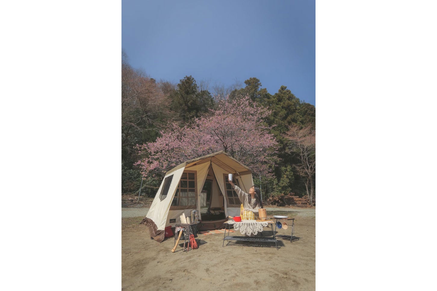 青野原オートキャンプ場でお花見キャンプを楽しむ森風美さん。