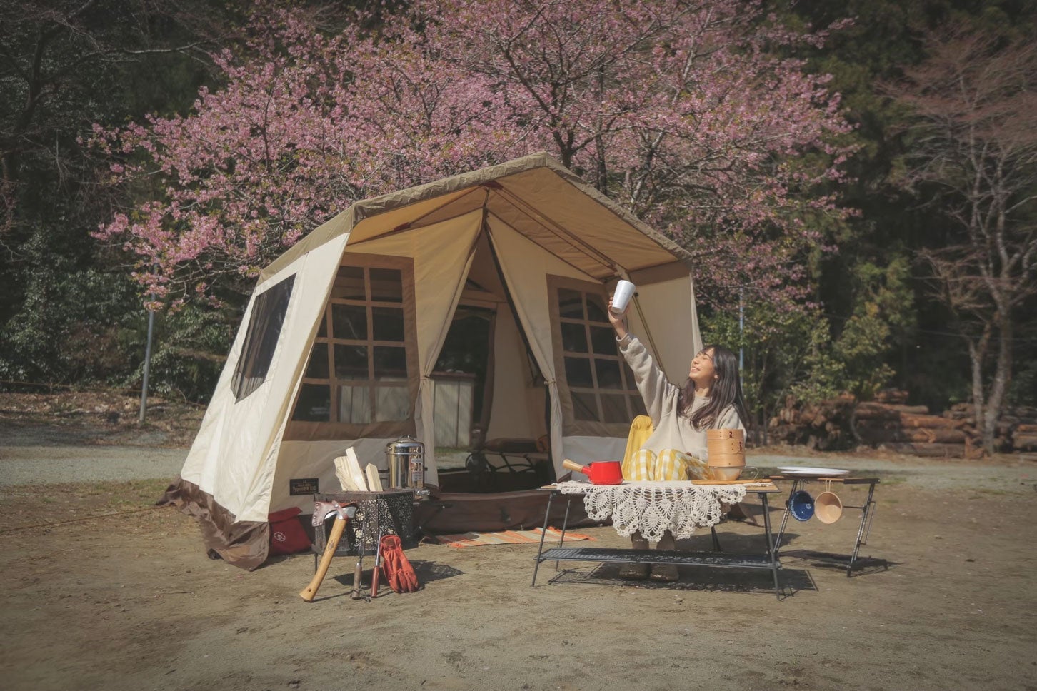 青野原オートキャンプ場でお花見キャンプを楽しむ森風美さん。