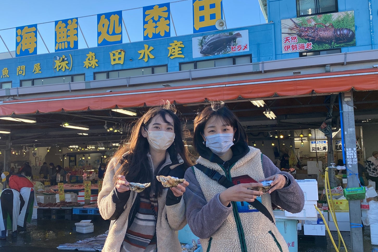 近隣にある大洗町漁業協同組合 卸売市場に訪れた、森さんと女子ソロキャンパーの「ちょもか」さん。