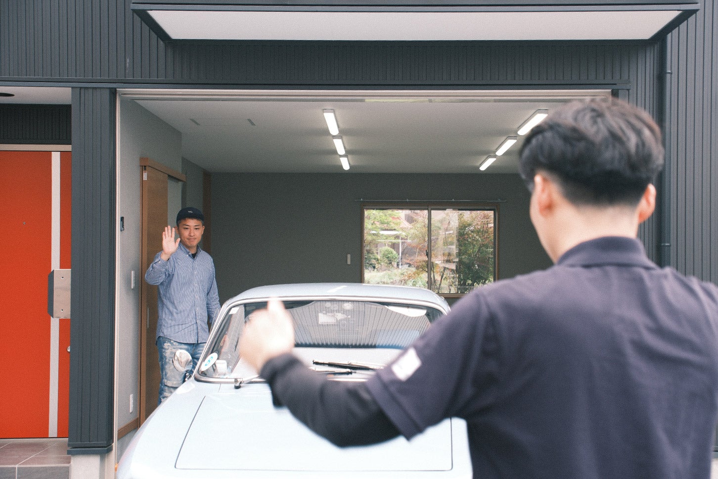 ガレージハウスを紹介する際にはイメージしやすいよう実車を手配。車庫入れはふたりがかりで慎重に。