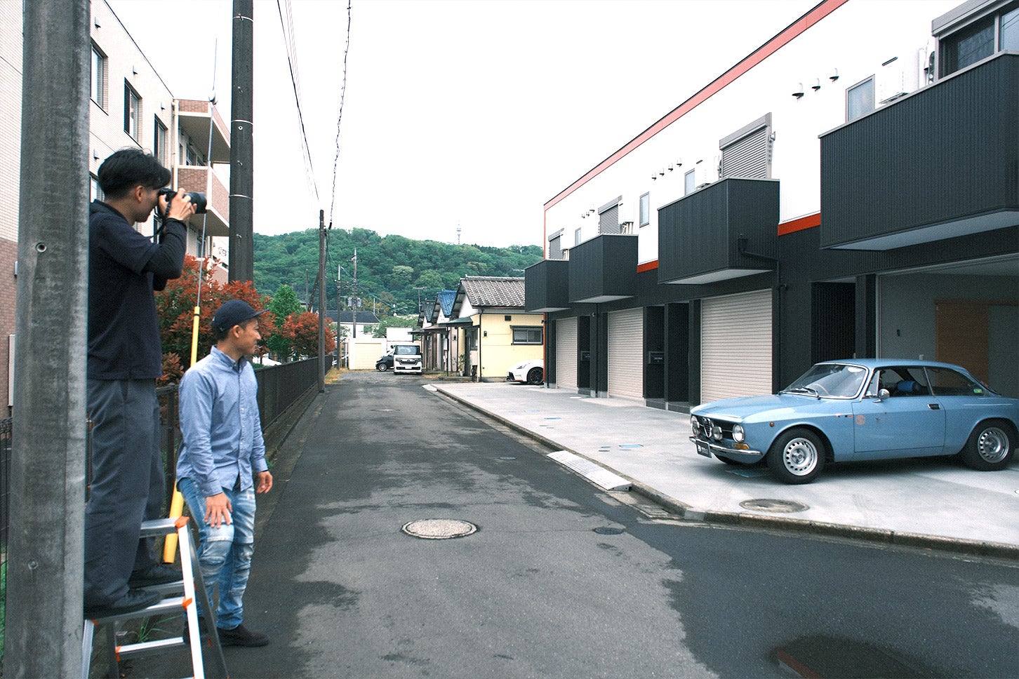 別日に新築の賃貸ガレージハウスにも同行させてもらった。サイトに掲載する写真は自分たちで撮影するのがモットーとのこと。