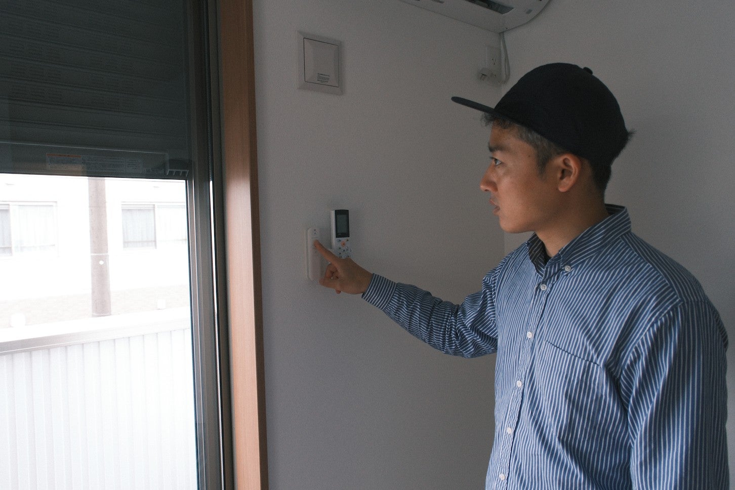 居住空間の設備動作も入念にチェック。この物件は車庫だけでなく、寝室やDKのシャッターも電動式だった。