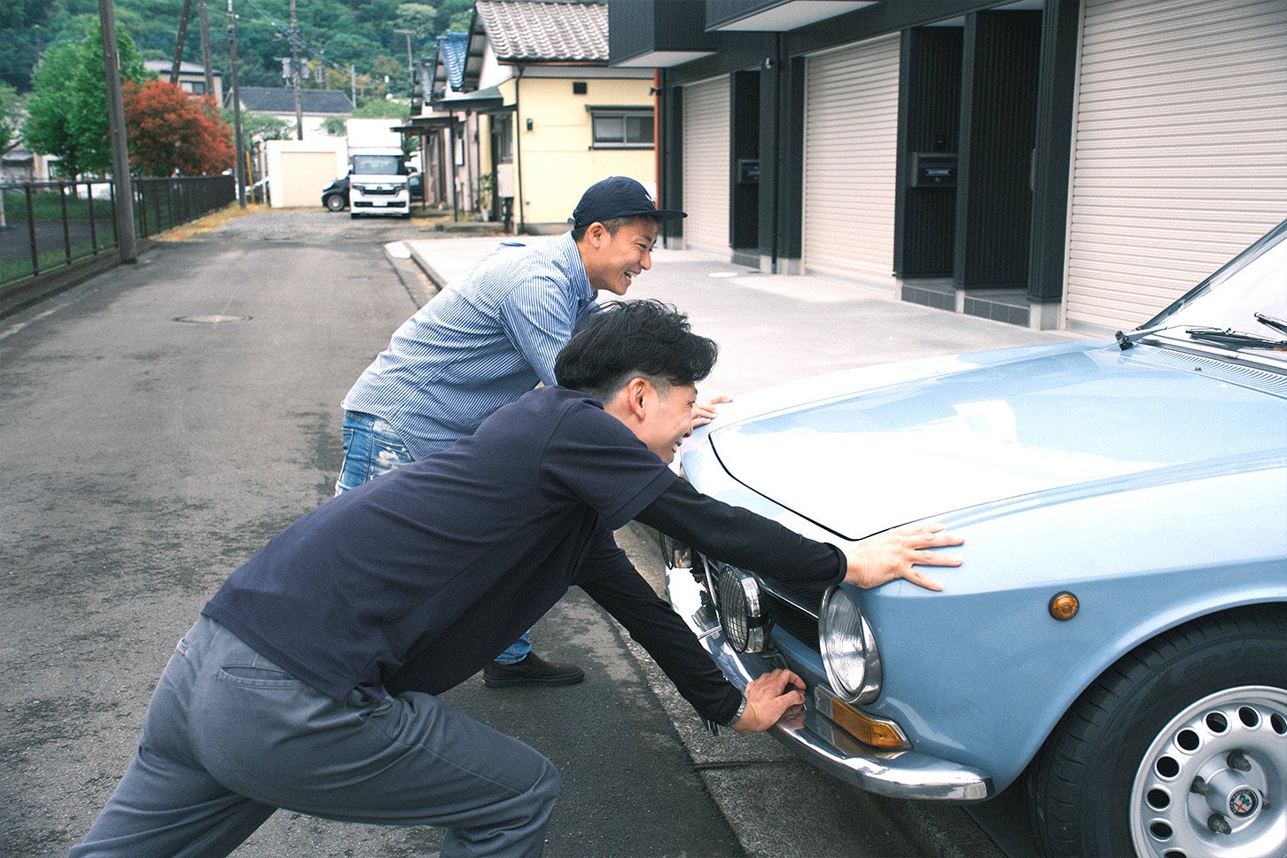 近隣住民の迷惑にならないよう、細かな移動は手押しで調整することも。