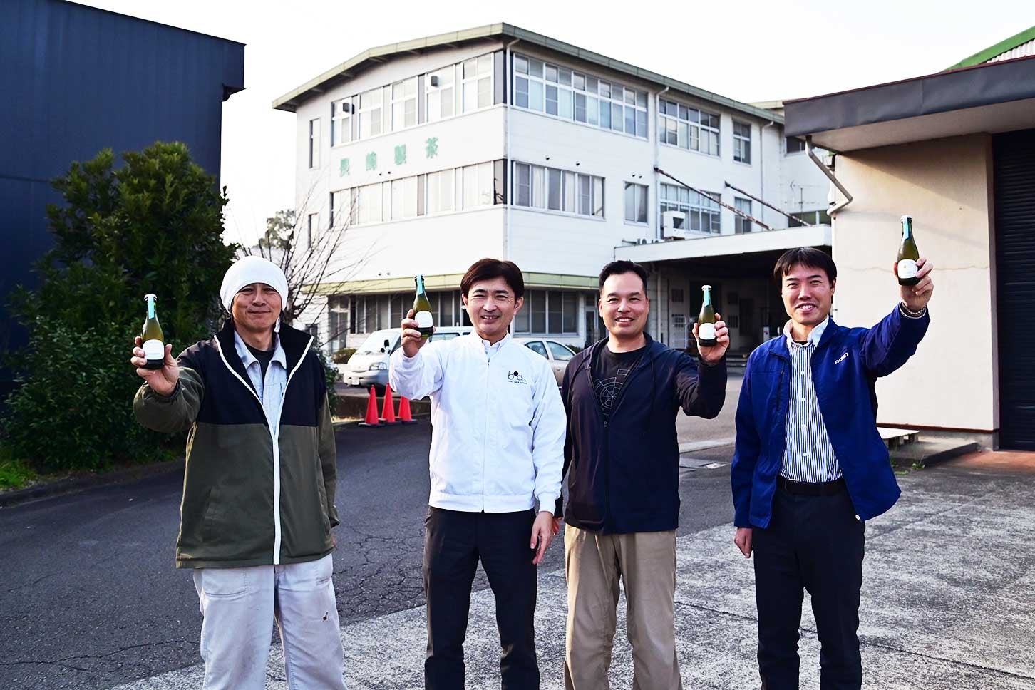 静岡県焼津市の長峰製茶でbodhi（ボーディー）の製造に携わる池田園の池田佳正氏（写真左端）、長峰製茶の多々良高行氏（写真左）、安間製茶の安間孝介氏（写真右）、アイシンのAIR事業推進部の岡本祐介氏（写真右端）。