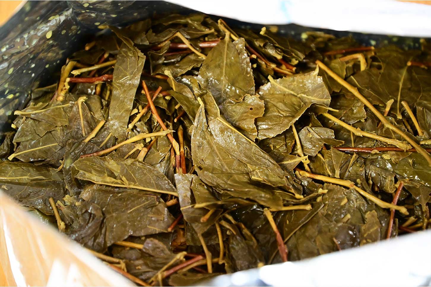 発酵中の茶葉は葉と茎がやわらかくなると同時に茶の香りも色濃くなる。
