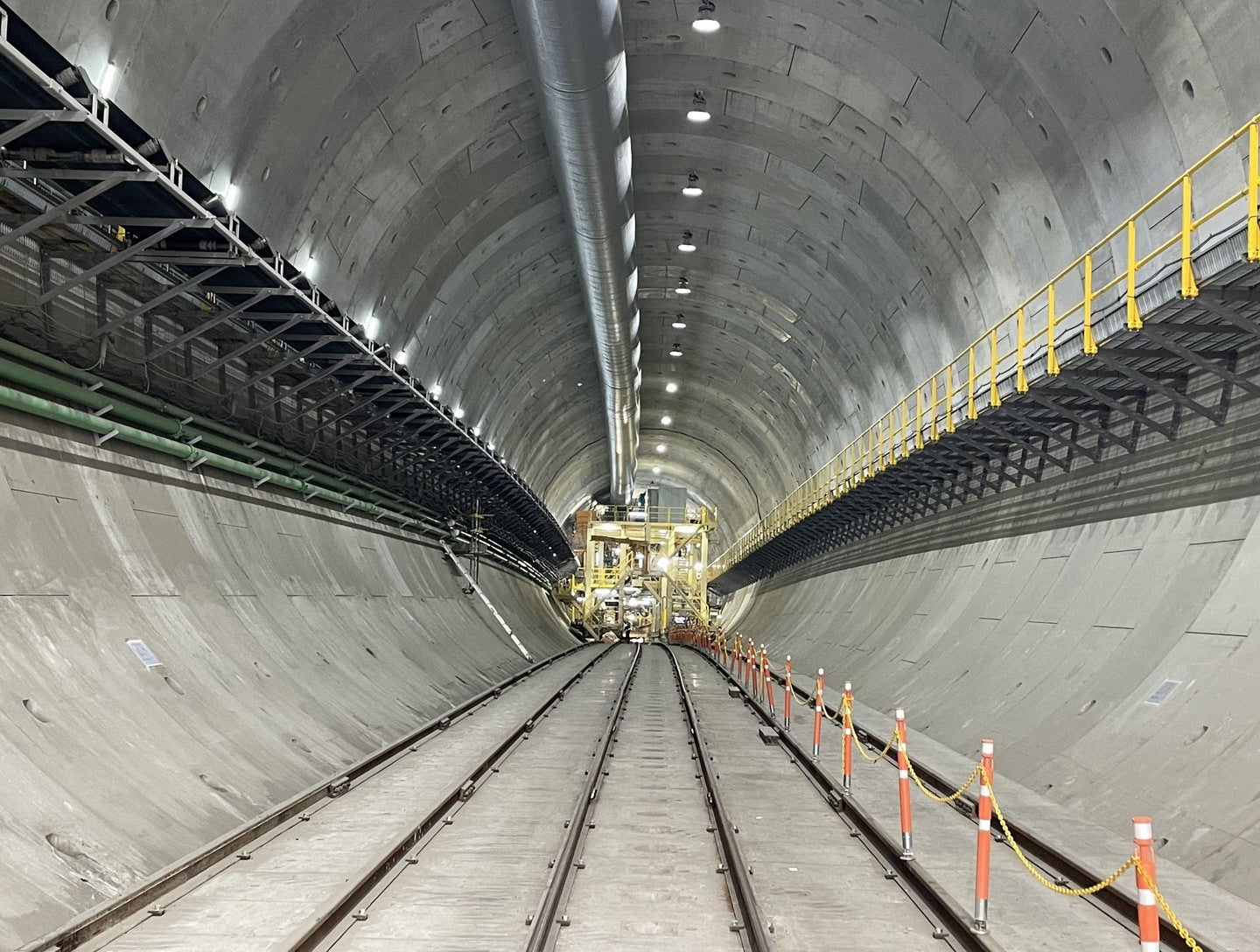 外環道・東名JCT東側Aランプシールドトンネル工事の状況。2025年5月1日撮影。