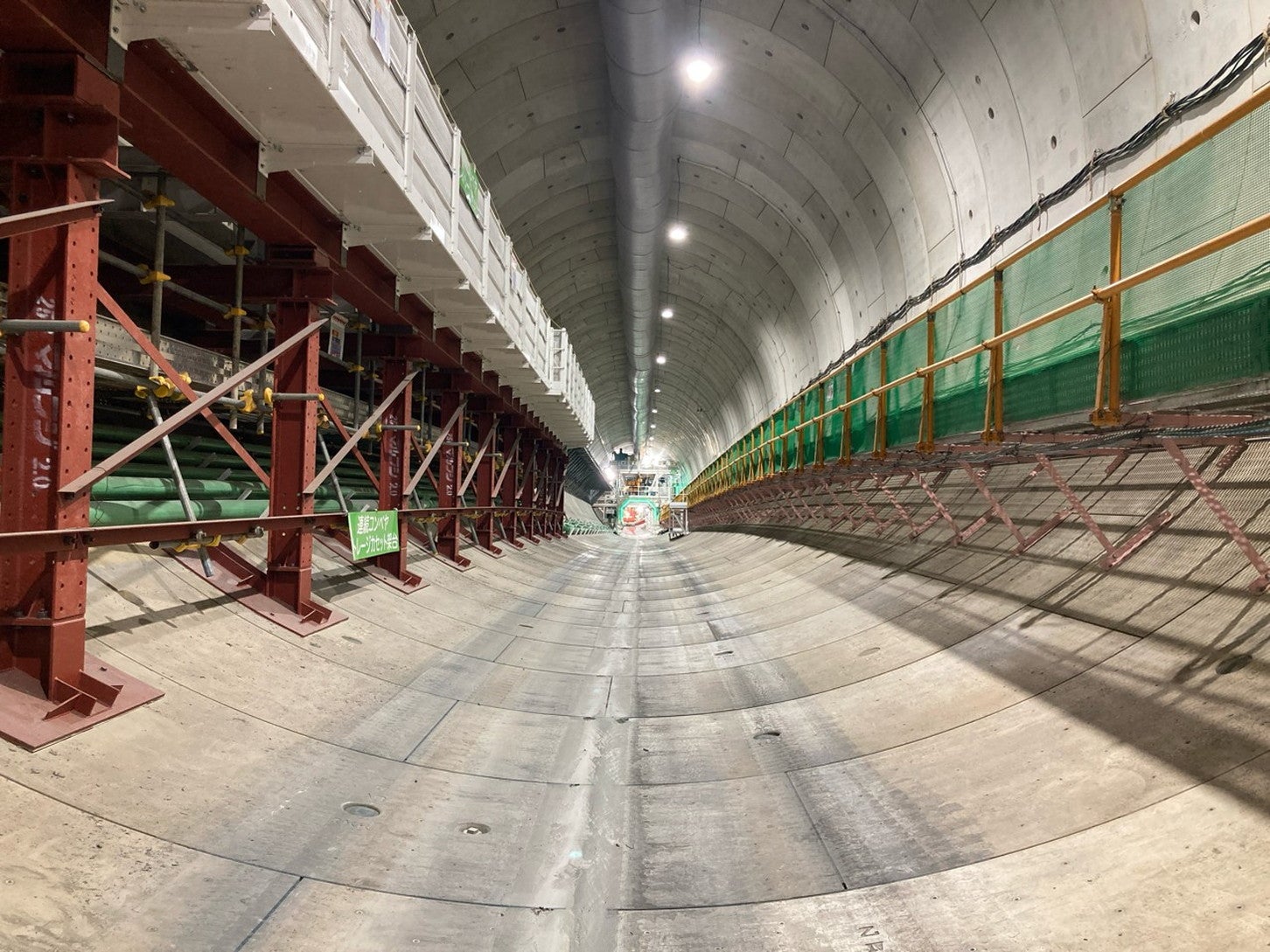 外環道・中央JCT南側Bランプシールドトンネル工事の状況。2025年5月1日撮影。