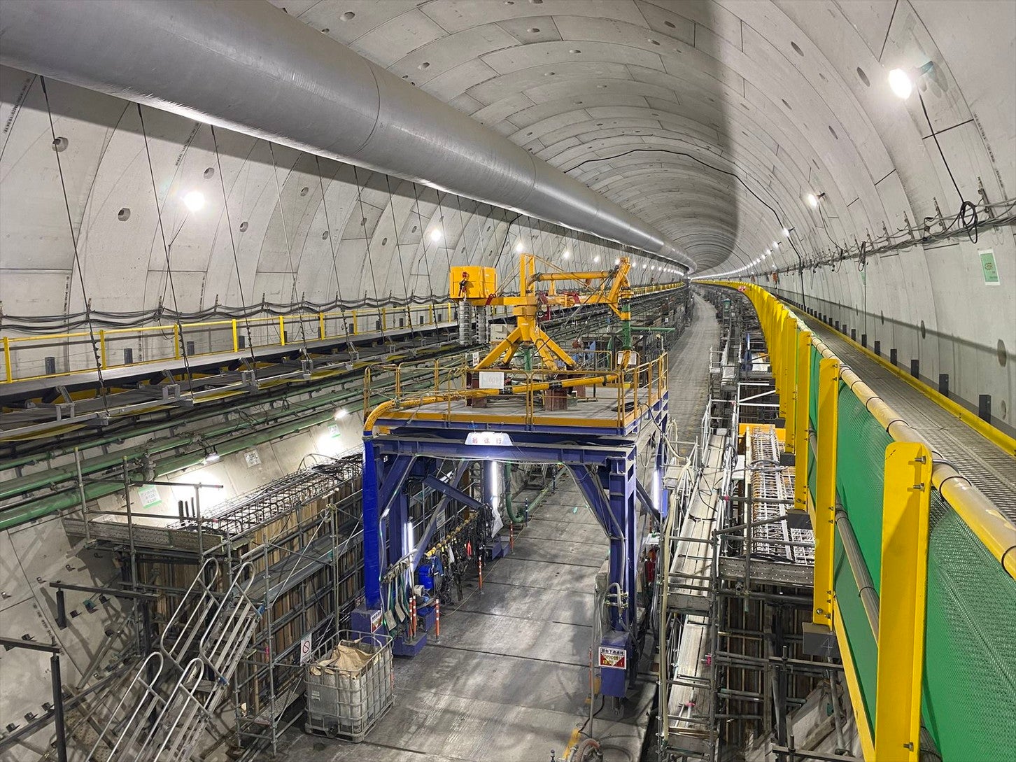 外環道・東名JCTHランプシールド工事の状況。2025年5月1日撮影。