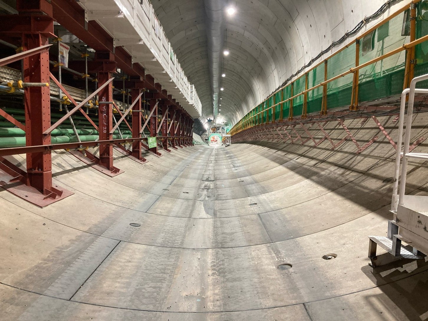 外環道・中央JCT南側Bランプシールドトンネル工事の状況。2025年5月1日撮影。