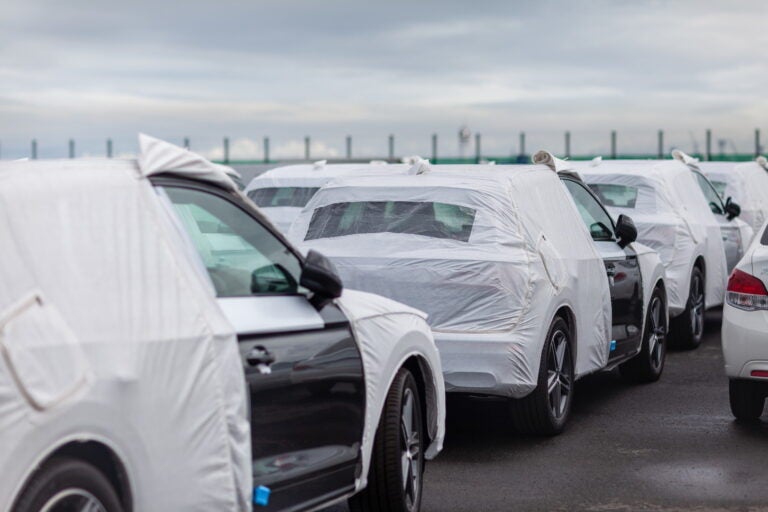 輸出前の自動車が置かれたヤード。　(c)Imaging L – stock.adobe.com