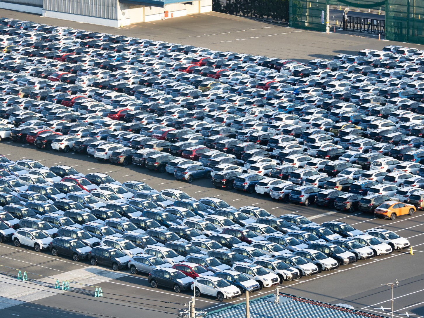 輸出されるのを待つ大量の自動車。　(c)Seiji Nakamura – stock.adobe.com