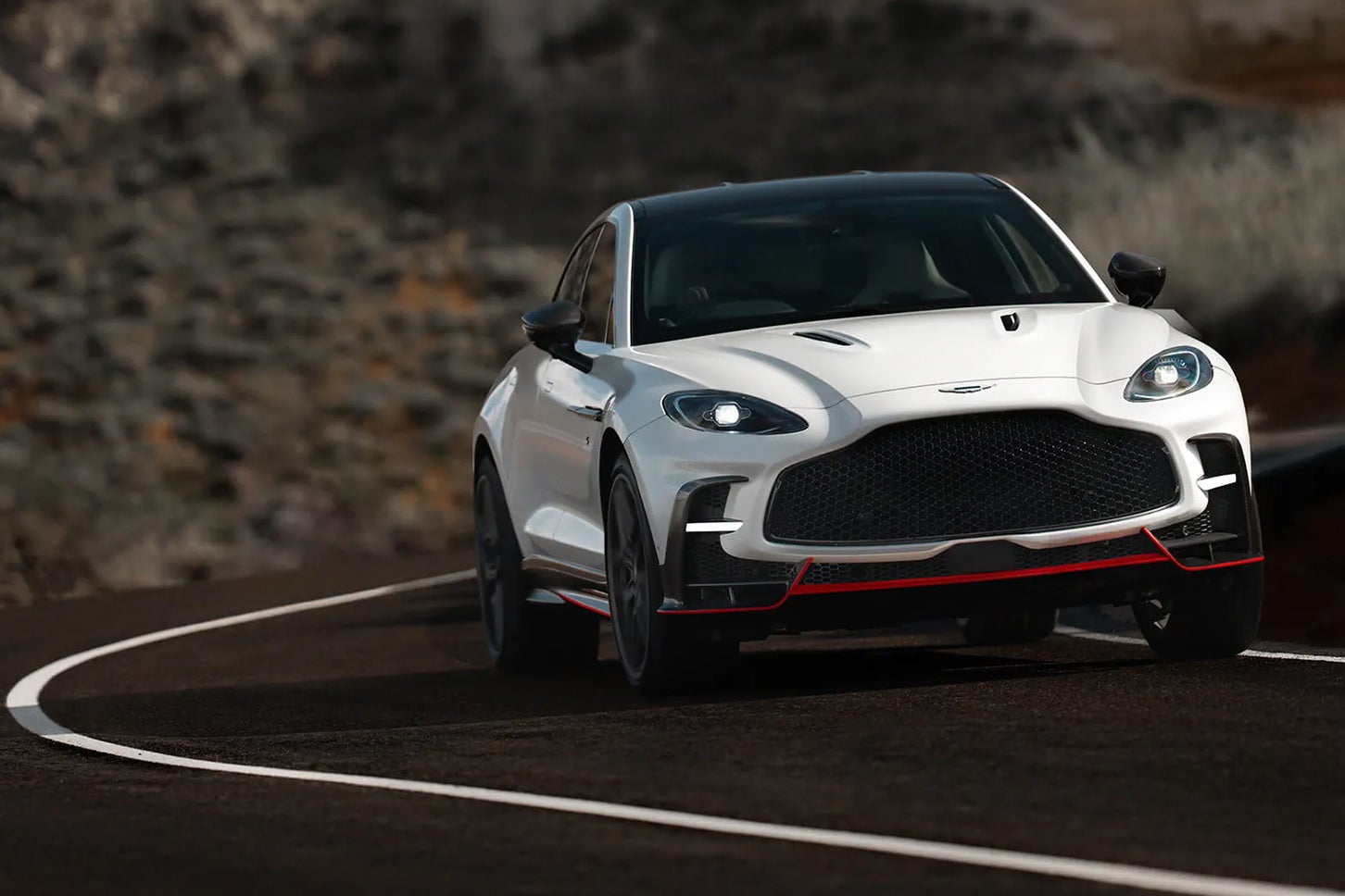 アストンマーティンDBX S｜Aston Martin DBX S