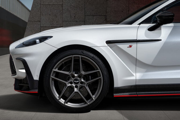 アストンマーティンDBX S｜Aston Martin DBX S
