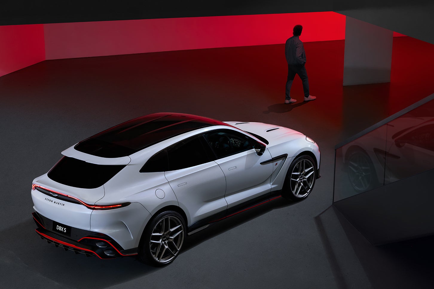 アストンマーティンDBX S｜Aston Martin DBX S