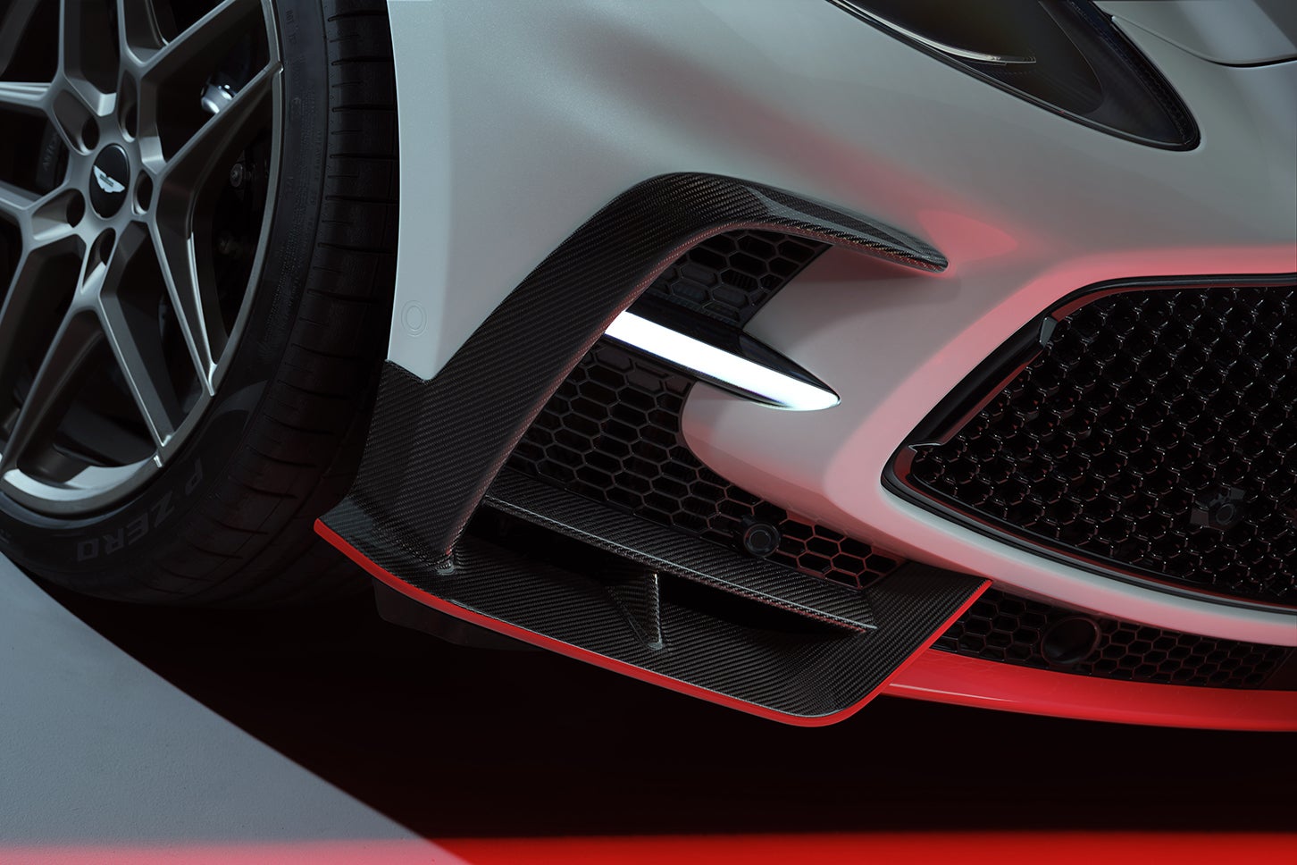 アストンマーティンDBX S｜Aston Martin DBX S