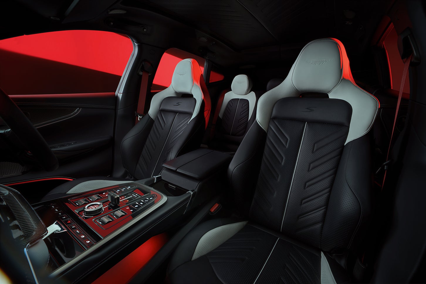 アストンマーティンDBX S|Aston Martin DBX S