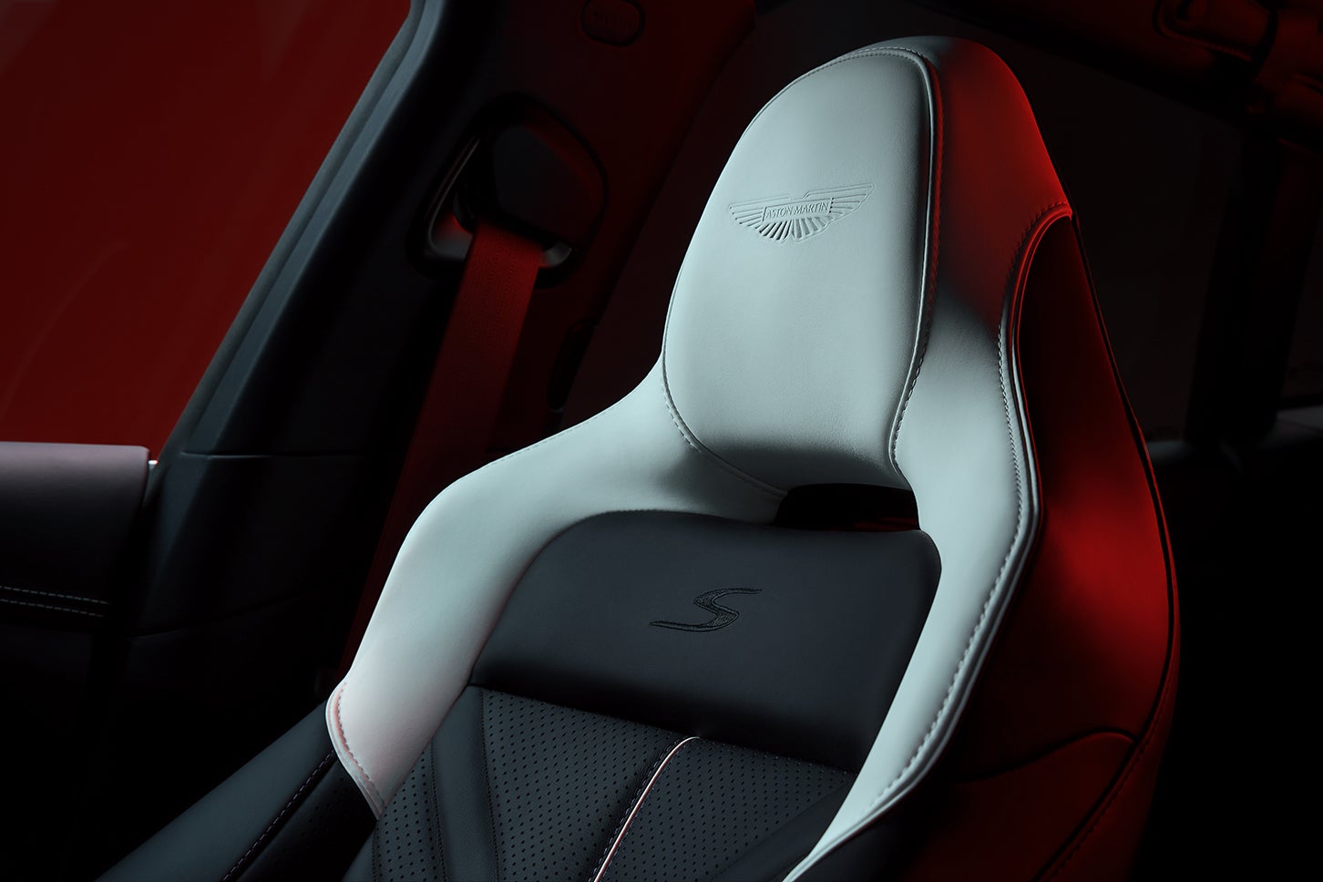 アストンマーティンDBX S｜Aston Martin DBX S